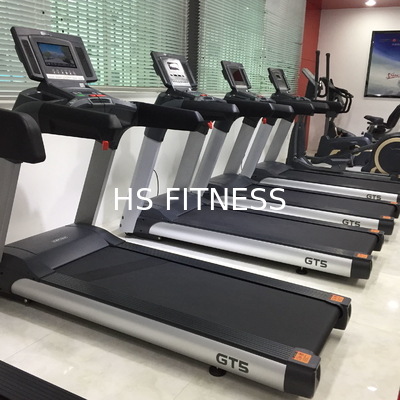 Pedana mobile commerciale professionale della palestra, esercizio della palestra che esegue macchina automotrice